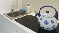 Sebagai rumah, tempat ini juga memiliki dapur untuk mencuci piring. Istimewa/Archdaily.