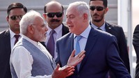 Kehadiran Modi dan sambutan akrabnya membuat Netanyahu merasa tersanjung. Ia menyampaikan rasa terima kasihnya kepada Modi lewat sosial media Twitter. Foto: Dok. REUTERS/Adnan Abidi