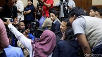 Novanto berpose sambil tersenyum.