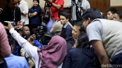Saat Novanto Diajak Selfie Sebelum Duduk di Kursi Pesakitan