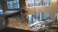 Pihak pengelola gedung Bursa Efek Indonesia (BEI) menyebut Tower II lokasi ambruknya selasar belum pernah direnovasi. Tower II dibangun pada 1997-1998. (Foto: Dok. Arie - pembaca detikcom)  