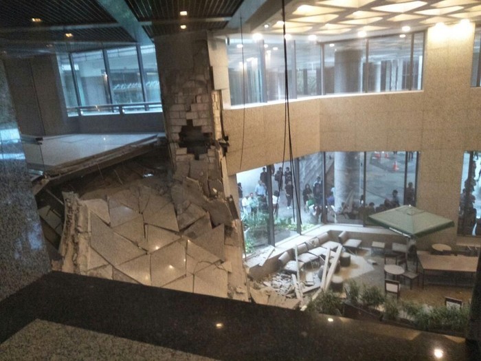 Kemungkinan trauma pasca selasar BEI yang ambruk/Foto: Dok. Arie - pembaca detikcom Kemungkinan trauma pasca selasar BEI yang ambruk/Foto: Dok. Arie - pembaca detikcom