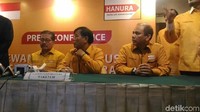 Dalam kesempatan yang sama, Ketua DPP Hanura Dossy Iskandar menyebut OSO sudah melakukan aneka pelanggaran sehingga dipecat. Salah satunya memecat pengurus DPD Hanura tanpa melalui mekanisme partai.Pelanggaran cukup banyak dan kami memandang setelah dipaparkan tadi, salah satunya memberhentikan DPD, ada pengganti yang tidak melalui mekanisme. Cukup banyak, sebut Dossy. (Foto: Samsudhuha Wildansyah/detikcom)