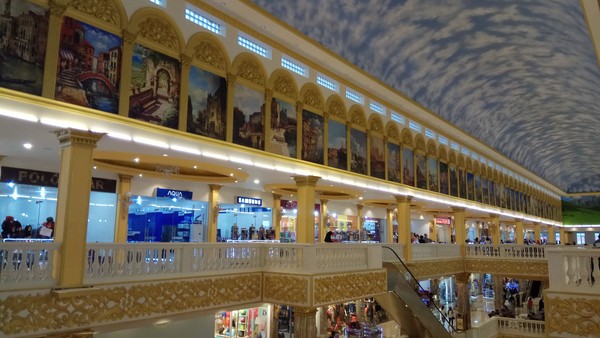 Spot terbaik untuk berfoto, berada di balkon lantai dua. Di sana, pengunjung bisa menikmati pemandangan luas serta berfoto dengan latar ornamen bangunan mall yang unik (Moehammad Bakrie/detikTravel) Spot terbaik untuk berfoto, berada di balkon lantai dua. Di sana, pengunjung bisa menikmati pemandangan luas serta berfoto dengan latar ornamen bangunan mall yang unik (Moehammad Bakrie/detikTravel)