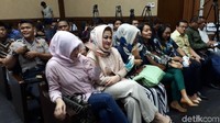 Sama seperti sidang-sidang sebelumnya, Deisti memang tak pernah absen dan hampir selalu duduk paling depan (Foto: Faiq Hidayat/detikcom)