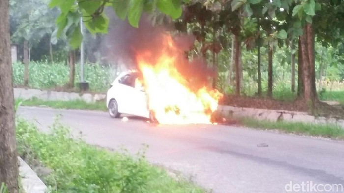 Mobil Milik Bidan Terbakar di Blora