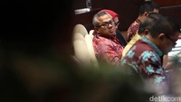 Ketua KPU Arief Budiman mendengarkan pertanyaan anggota Komisi II DPR.