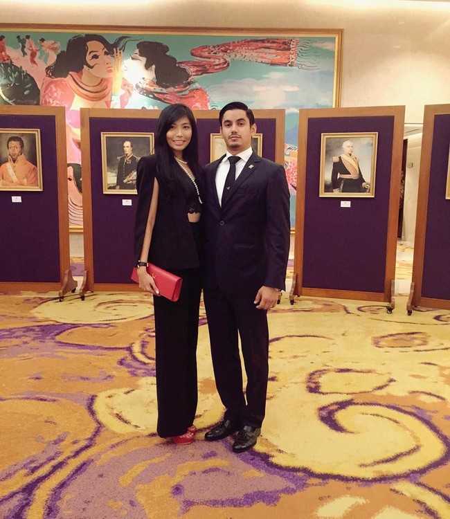 Anggota Girl Squad yang berprofesi sebagai dokter hewan, dr.irene membawa clutch bag dari brand YSL saat menghadiri suatu pesta bersama pasangannya. Foto: Instagram