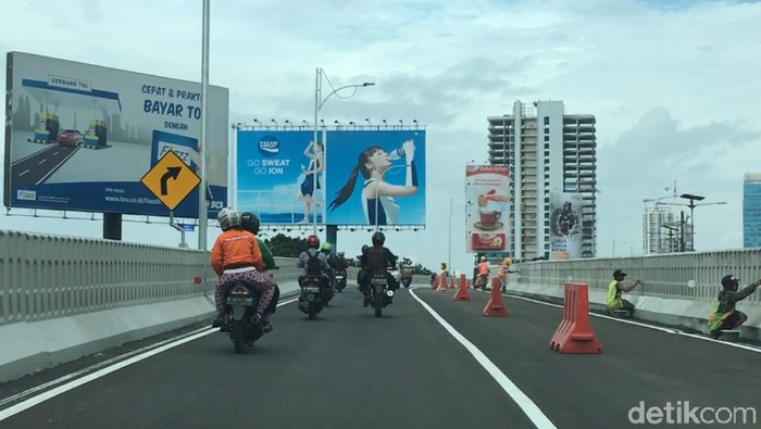 Mulusnya Jalan di Flyover Pancoran