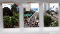 Tak ada acara seremonial ketika flyover dibuka, petugas kepolisian langsung mengarahkan para pengendara ke arah flyover.