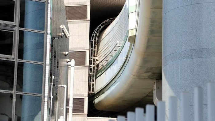 Bikin Melotot! Ada Jalan Tol Tembus Gedung di Jepang Banyak jalan tol di dunia yang melewati gedung-gedung pencakar langit. Namun, jalan tol di Jepang memiliki keunikan di mana jalurnya menembus ke dalam gedung.