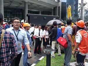 Bos BEI Bantu Evakuasi Korban Selasar Ambruk