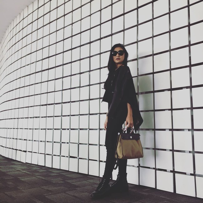 Anggota Girl Squad, Theresa Wienathan, yang kerap berpergian dengan Nia Ramadhani, bergaya membawa tas Hermes Herbag. Foto: Instagram
