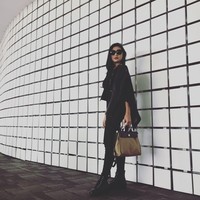 Anggota Girl Squad, Theresa Wienathan, yang kerap berpergian dengan Nia Ramadhani, bergaya membawa tas Hermes Herbag. Foto: Instagram