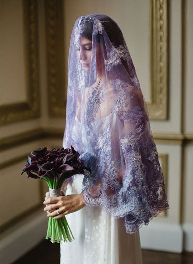 Anda pun tak perlu menerapkan warna ultra violet pada keseluruhan gaun pengantin namun sebagai aksen saja. Misalnya pada penutup kepala seperti ini atau bucket bunga. Foto: Pinterest