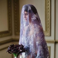 Anda pun tak perlu menerapkan warna ultra violet pada keseluruhan gaun pengantin namun sebagai aksen saja. Misalnya pada penutup kepala seperti ini atau bucket bunga. Foto: Pinterest