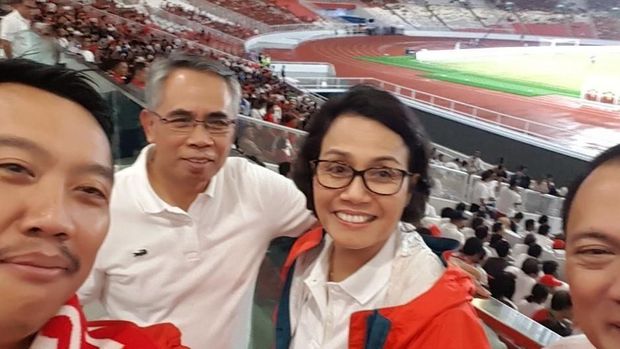 Gaya Spontan Sri Mulyani Ajak Jokowi Nge-Vlog di GBK