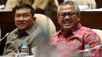 Ketua KPU Arief Budiman dan Dirjen Polpum Kemendagri Soedarmo tersenyum di sela-sela rapat.