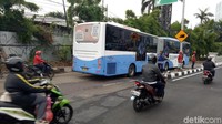 Jalan layang itu dibuka untuk umum kecuali bus TransJ yang diarahkan ke bawah flyover (Foto: Seysha Desnikia/detikcom)