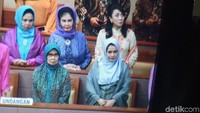 Di sini telah hadir ibunda saya, istri saya dan anak anak saya, imbuh dia yang menunjuk kursi tamu di sebelah kanan mimbar dirinya berpidato. (Foto: Gibran Maulana Ibrahim/detikcom)