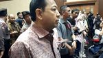 Foto: Ekspresi Novanto Tunggu Sidang Sambil Pegang Map Putih