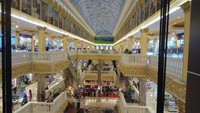 Tidak hanya berbelanja, pengunjung dari berbagai kota datang ke mall ini untuk berswafoto dengan latar belakang patung-patung ala Romawi (Moehammad Bakrie/detikTravel)