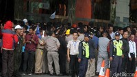 Warga penasaran dengan peristiwa itu.