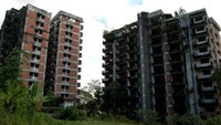 Di Malaysia, gedung Highland Tower ambruk pada 1993 di Selangor. Penyebab ambruknya apartemen itu diakibatkan oleh kondisi lahan yang tak stabil. Istimewa/The Vintage News.