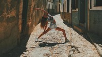 Masih di Alhambra, ia memperagakan gerakan yoga (yogaisdestiny/Instagram)