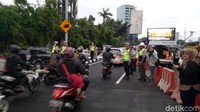 Namun, hanya 1 lajur yang baru dibuka di muka jalan layang tersebut (Foto: Seysha Desnikia/detikcom)