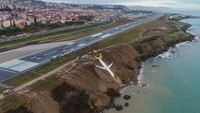 Pesawat itu terbang dari Ankara (ibu kota Turki) menuju ke Trabzon. Tak ada korban jiwa dalam insiden itu (Foto: STRINGER/IHLAS NEWS AGENCY/AFP)