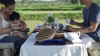 Pengalaman yang luar biasa bagi Rio Dewanto dan keluarga kecilnya menikmati sarapan di tengah sawah. Kok jadi salah fokus ke Salma ya. Foto: Instagram @riodewanto