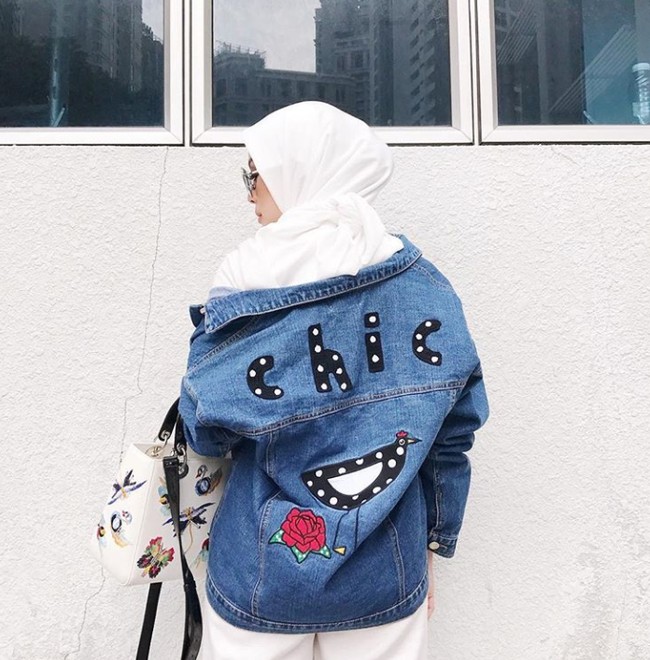 Vivy Yusof, hijabers asal Malaysia tampil ekstra dengan embroidery di bagian belakang jaket jeansnya. Foto: Instagram