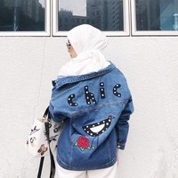 Vivy Yusof, hijabers asal Malaysia tampil ekstra dengan embroidery di bagian belakang jaket jeansnya. Foto: Instagram