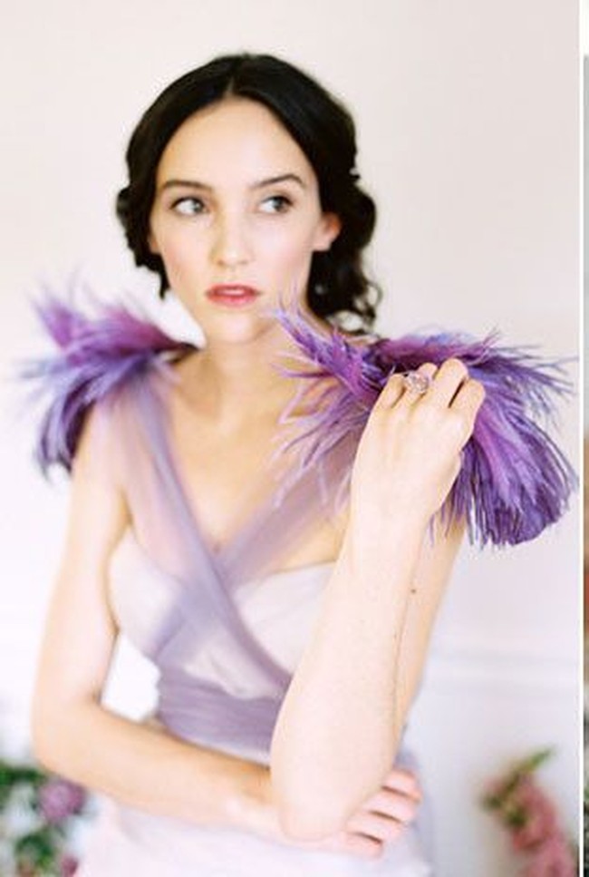 Untuk tampilan gaun pengantin yang lebih unik sekaligus romantis, Anda bisa menghadirkan aksen ungu sebagai detail seperti ini. Foto: Pinterest