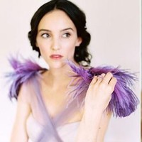 Untuk tampilan gaun pengantin yang lebih unik sekaligus romantis, Anda bisa menghadirkan aksen ungu sebagai detail seperti ini. Foto: Pinterest