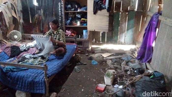 Kondisi Rumah Gadis Autis Dikurung Bersama Radionya Setiap Hari