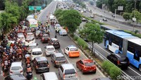 Semua jenis kendaraan bisa melintas di flyover Pancoran, kecuali bus TransJakarta.
