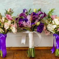 Sentuhan ultraviolet juga bisa Anda hadirkan lewat pita buket. (Foto: Dok. The Knot)