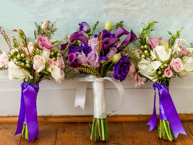 Sentuhan ultraviolet juga bisa Anda hadirkan lewat pita buket. (Foto: Dok. The Knot)