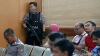 Sidang dikawal ketat polisi.