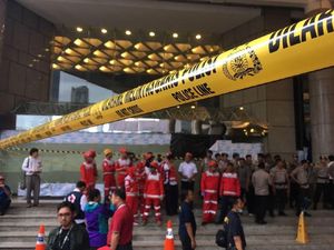 Kaca Tower II Gedung BEI Ditutupi Plastik, Police Line Melintang