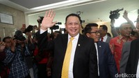 Dalam hari pelantikannya sebagai Ketua DPR, Bamsoet mengenakan kemeja putih dan jas hitam. Dia mengenakan dasi kuning, warna yang identik dengan Partai Golkar tempatnya bernaung. (Foto: Grandyos Zafna/detikcom)