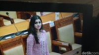 Momen kocak terjadi di tengah pidato Bamsoet yang digelar di ruang paripurna DPR. Kelucuan itu bukan datang dari pidato yang diucap Bamsoet, namun dari seorang perempuan yang dikira istri Bamsoet. Bamsoet mengucapkan terima kasih kepada keluarga dan menunjuk mereka di arah yang benar.Namun, Namun, kamera yang menayangkan siaran paripurna malah mengarahkannya kepada seorang perempuan yang duduk di kursi anggota DPR. Sorot kamera ke perempuan itu cukup lama, sekitar 5 detik. Perempuan itu adalah anggota DPR dari Fraksi Partai Demokrat, Linda Megawati. (Foto: Gibran Maulana Ibrahim/detikcom)