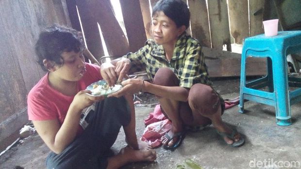 Gadis Autis di Demak Ini Hanya Berteman Radio Setiap Harinya