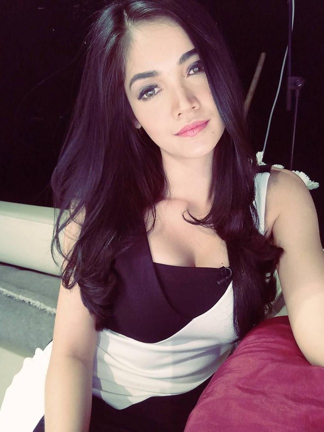 Bagi kalian penggemar berita olahraga mungkin tak asing lagi dengan presenter satu ini. (Foto: Instagram)