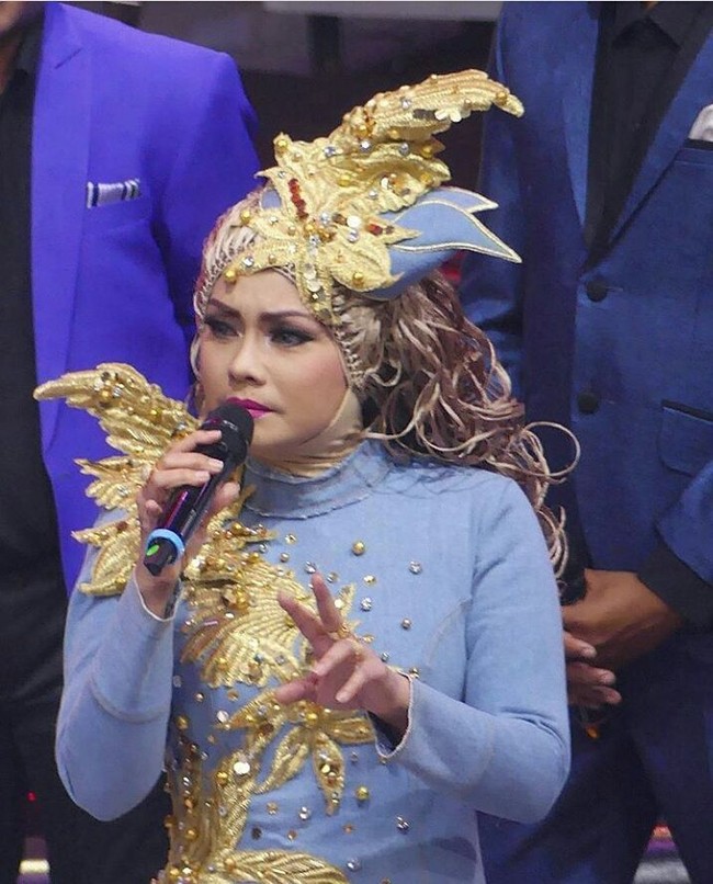 Ciput ninja Iyeth Bustami dipadukan dengan headpiece dan wig berbentuk rambut bergelombang. Foto: Instagram