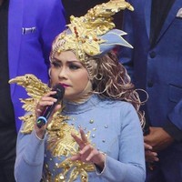 Ciput ninja Iyeth Bustami dipadukan dengan headpiece dan wig berbentuk rambut bergelombang. Foto: Instagram
