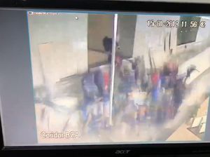 Ini Rekaman CCTV Mahasiswa Jatuh saat Selasar BEI Ambruk