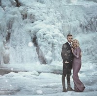 Foto-foto prewedding ekstrim ini pun jadi viral setelah Elmore membagikannya di Facebook. Daye dan Morris sama sekali tidak terganggu oleh cuaca dingin itu karena kagum dengan pemandangan air terjun yang beku.  Foto: Facebook